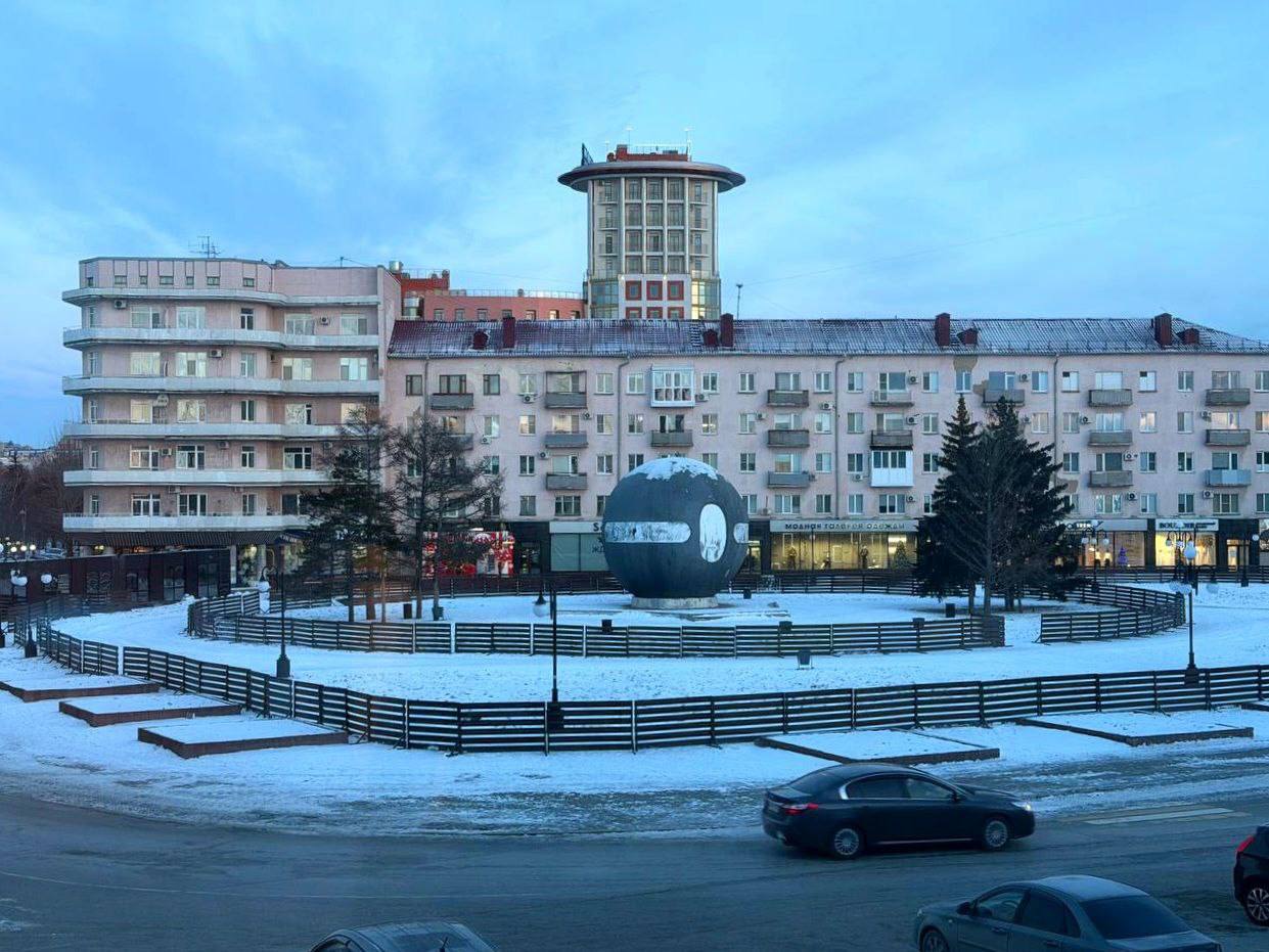 На площади Бухгольца готовят каток к сезону – установили ограждения вокруг шара «Держава» и тёплый павильон На площади Бухгольца готовят каток к сезону – установили ограждения вокруг шара «Держава» и тёплый павильон