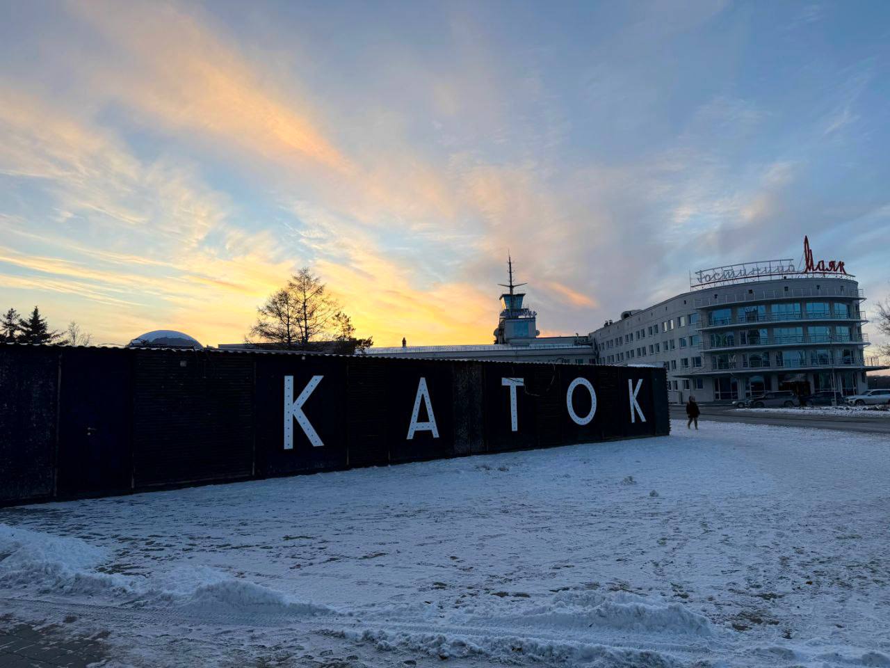 На площади Бухгольца готовят каток к сезону – установили ограждения вокруг шара «Держава» и тёплый павильон