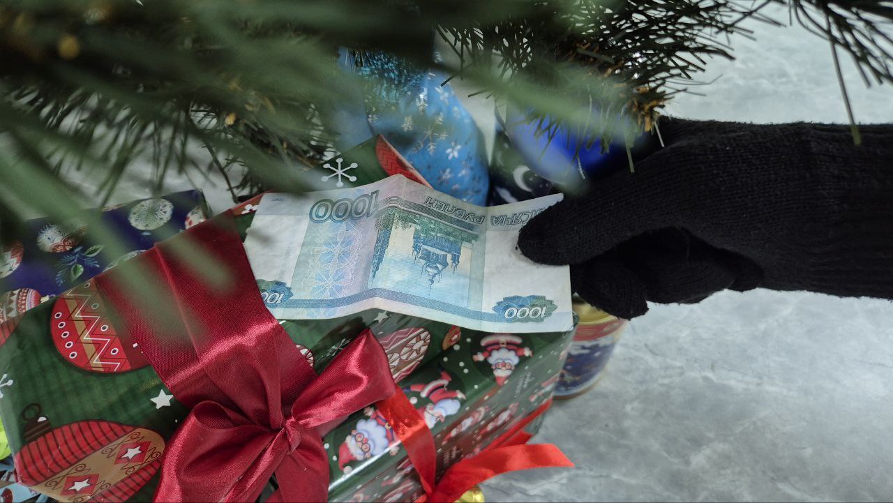 Фальшивые магазины, «троянский конь» в подарок и психологический штурм – специалисты рассказали, как мошенники обманывают людей в канун новогодних праздников