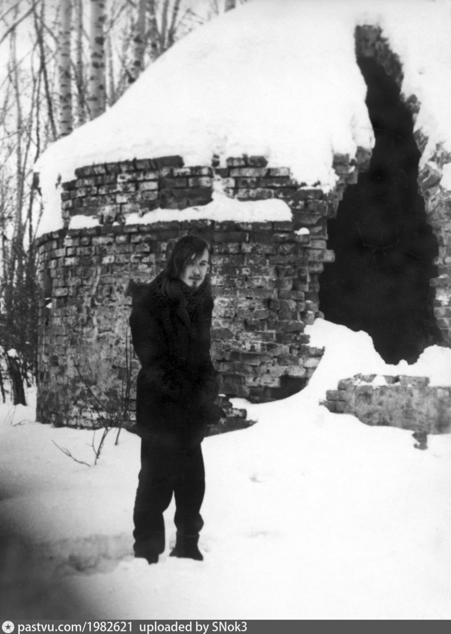 На популярном среди краеведов портале Pastvu с архивными снимками появились уникальные фотографии конца 1980-ых годов с культовым омским рок-музыкантом Егором Летовым и группой «Гражданская оборона» На популярном среди краеведов портале Pastvu с архивными снимками появились уникальные фотографии конца 1980-ых годов с культовым омским рок-музыкантом Егором Летовым и группой «Гражданская оборона»