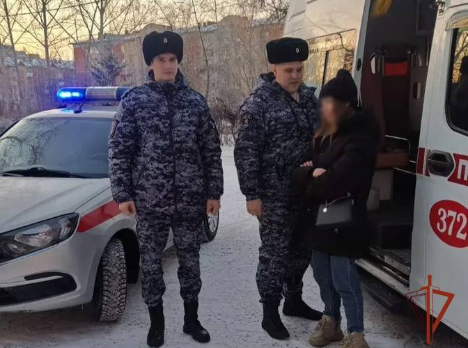В Омске росгвардейцы спасли 19летнюю девушку, которая хотела выпрыгнуть с восьмого этажа