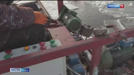 В Омске из-за погоды поздно начали вырезать лед на водоемах для создания ледовых и снежных городков