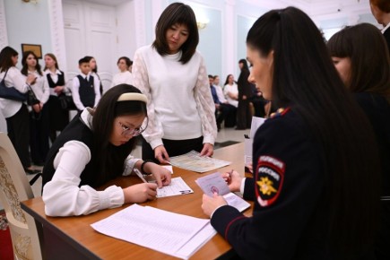 Сегодня состоялась торжественная церемония вручения паспортов 14-летним школьникам, отличившимся в учебе, спорте, общественной деятельности, участникам Всероссийского военно-патриотического общественного движения «ЮНАРМИЯ» и...