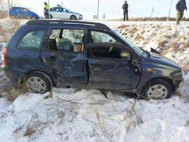 Жёсткое ДТП в Кормиловке: есть погибшая и пострадавшая