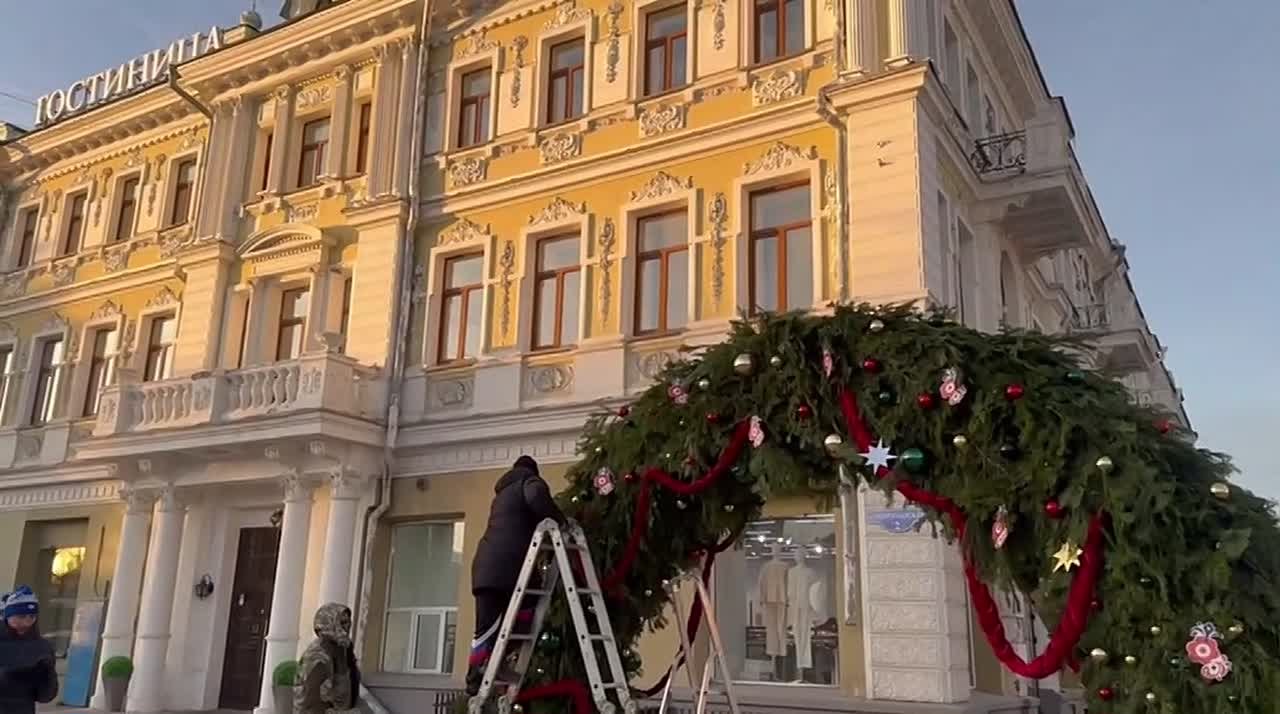 В Омске на Любинском проспекте продолжают создавать праздничное настроение и монтировать украшения