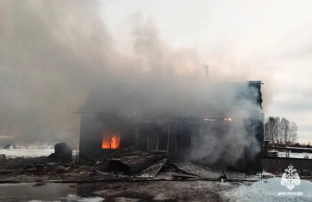 В Таре сгорел дом и два припаркованных автомобиля