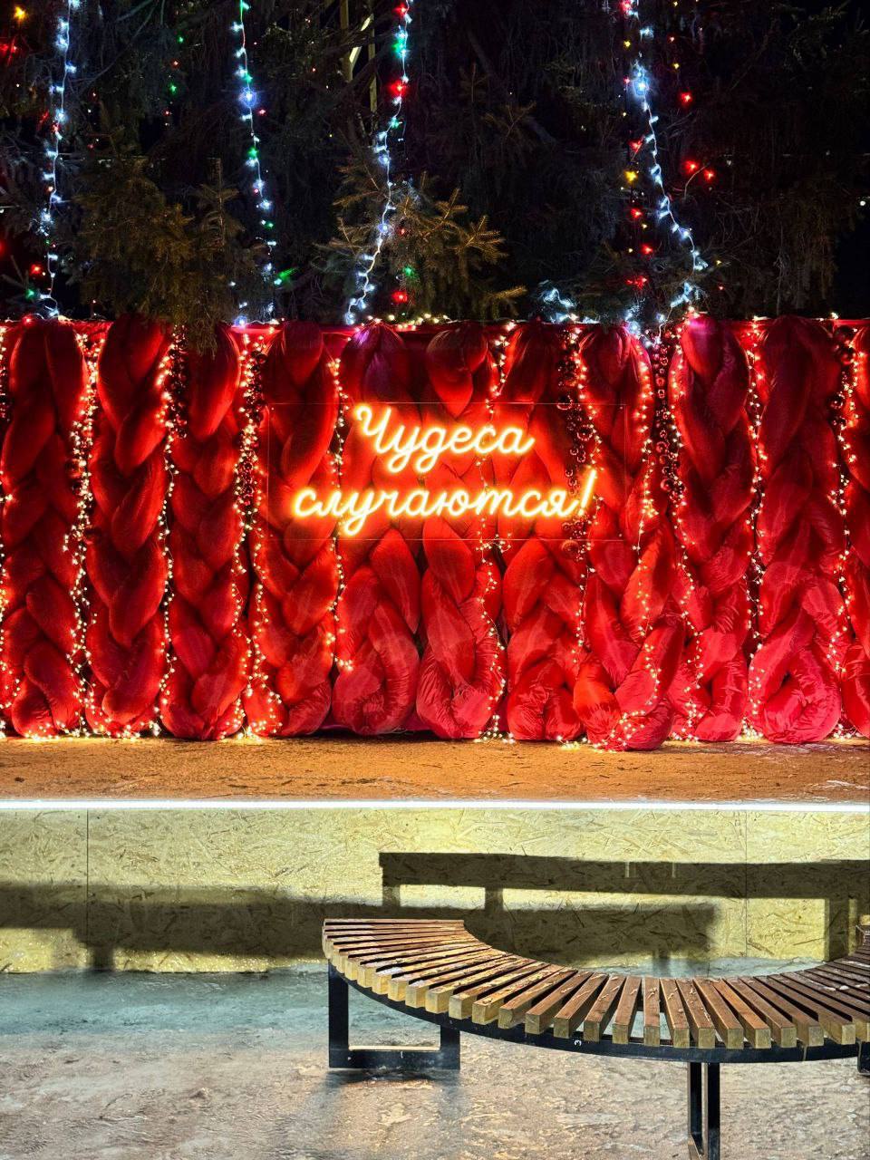 В Омске появились две новые новогодние фотозоны В Омске появились две новые новогодние фотозоны