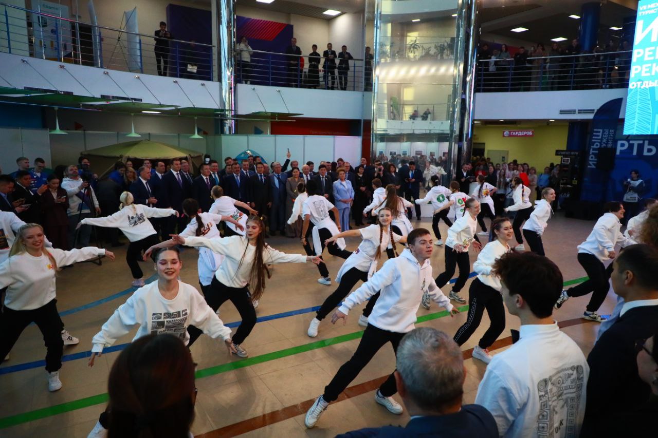 Омские пейзажи и история в одежде: коллекции молодых дизайнеров показали на выставке «Иртыш — река дружбы, река развития» Омские пейзажи и история в одежде: коллекции молодых дизайнеров показали на выставке «Иртыш — река дружбы, река развития»