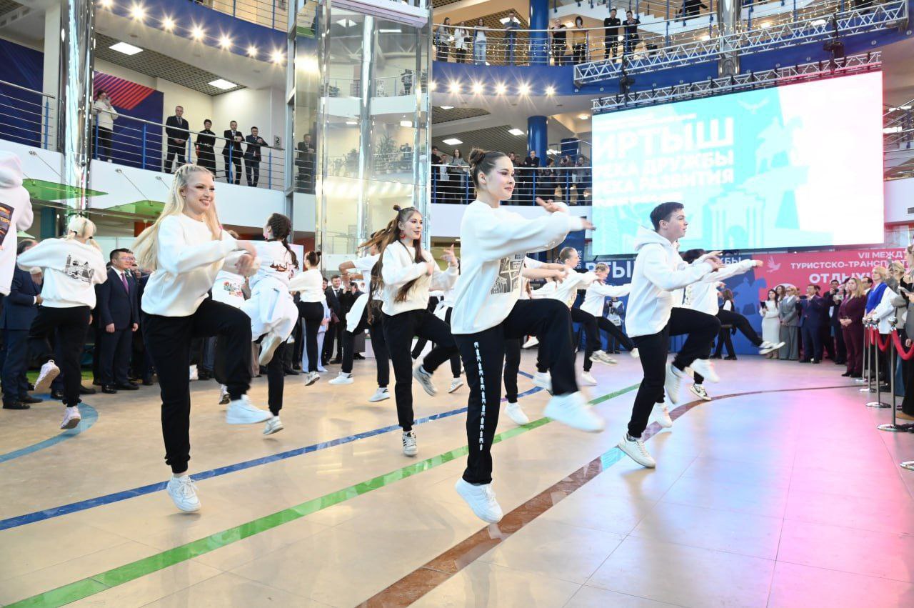 Омские пейзажи и история в одежде: коллекции молодых дизайнеров показали на выставке «Иртыш — река дружбы, река развития» Омские пейзажи и история в одежде: коллекции молодых дизайнеров показали на выставке «Иртыш — река дружбы, река развития»