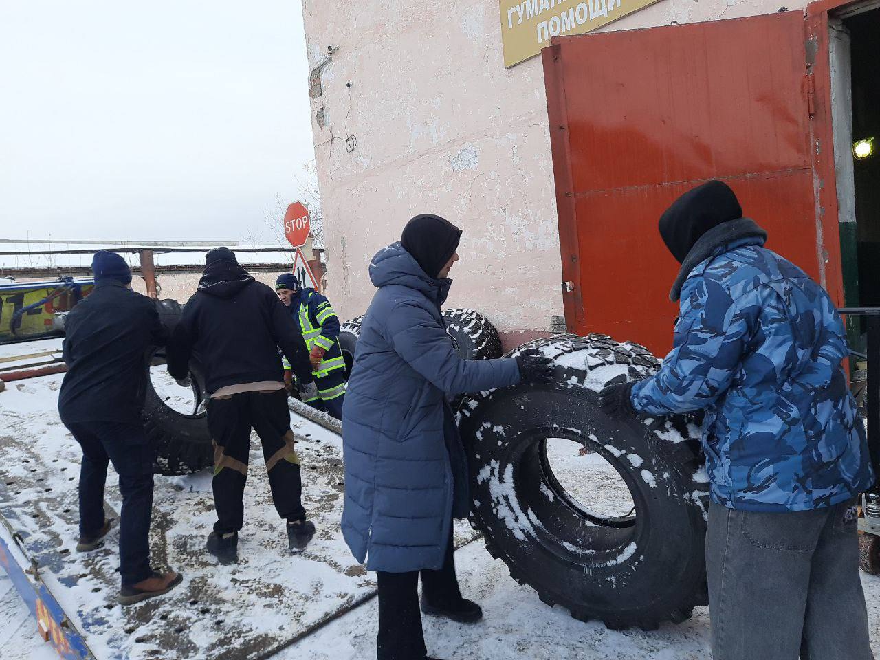 Сегодня из Омска в Стаханов отправилась очередная партия гуманитарной помощи Сегодня из Омска в Стаханов отправилась очередная партия гуманитарной помощи