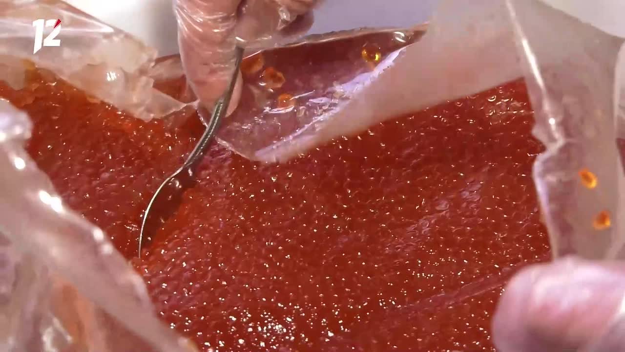 Омичам рассказали, как определить качественную икру