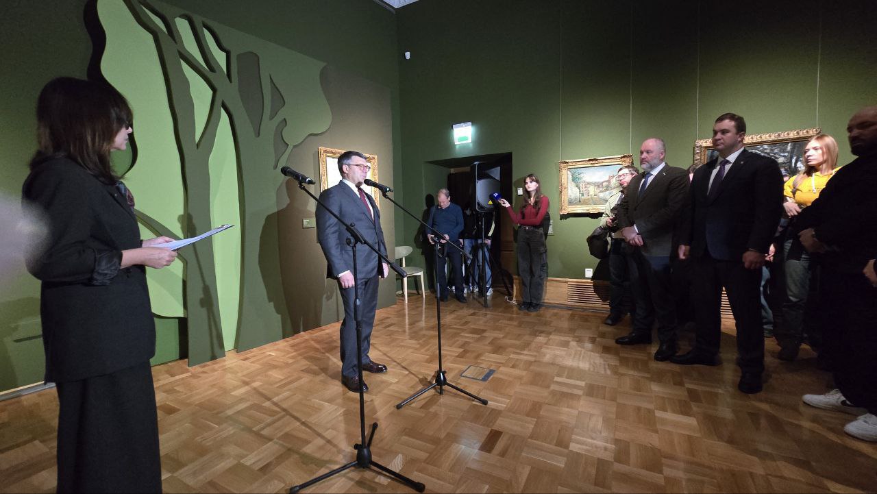 В церемонии открытия выставки приняли участие депутат Государственной Думы РФ Николай Новичков, заместитель полномочного представителя Президента РФ в Сибирском федеральном округе Олег Денисенко, директор Государственного...