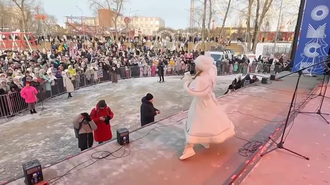 На Зеленом острове состоялся яркий и по-настоящему новогодний праздник «Культурный код Нового года: Сибирские забавушки»