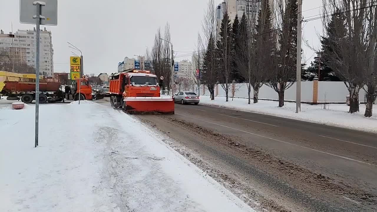 Омские улицы очищают после сильного снегопада