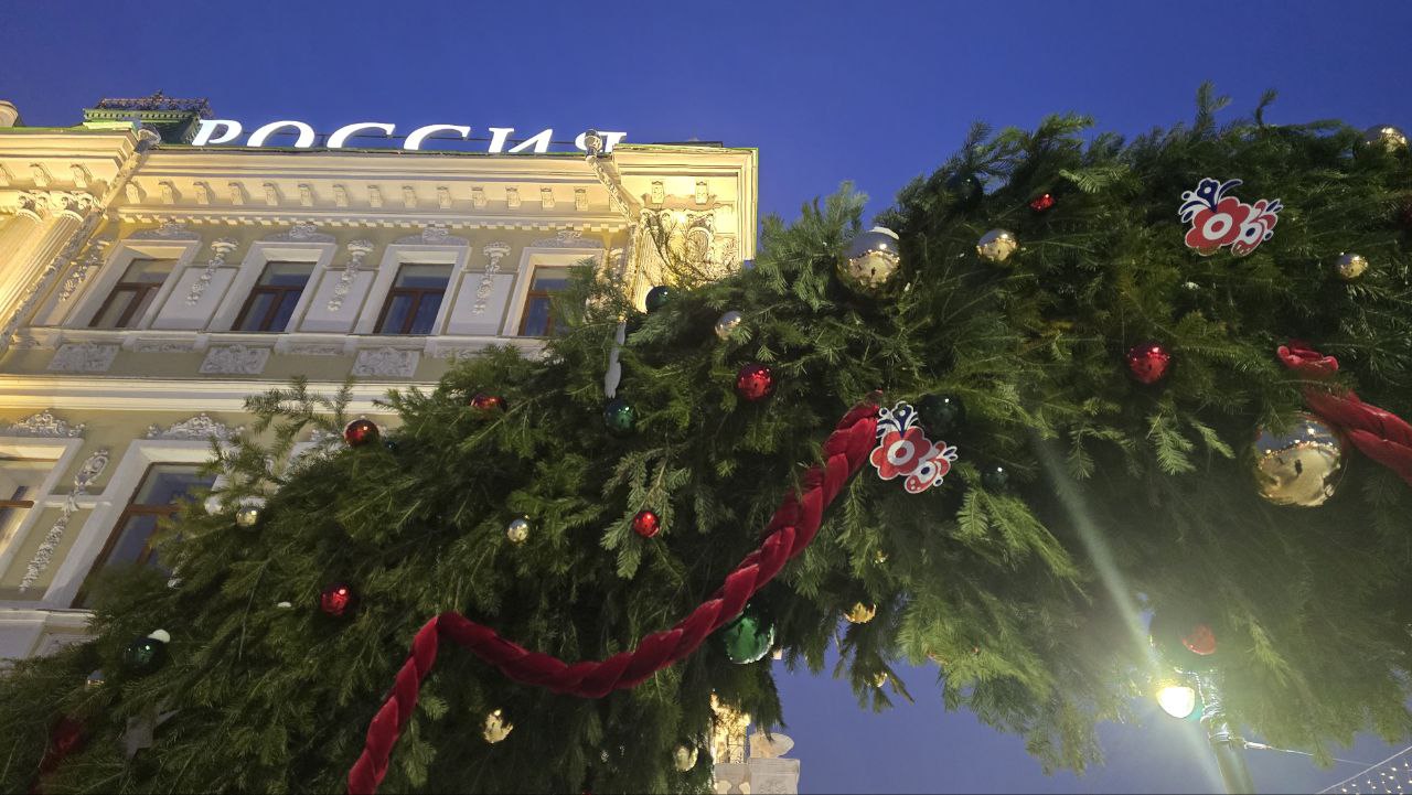 Горячая пора для резчиков льда - на Музейной во всю идут приготовления к открытию "Зимнего Любинского" Горячая пора для резчиков льда - на Музейной во всю идут приготовления к открытию "Зимнего Любинского"