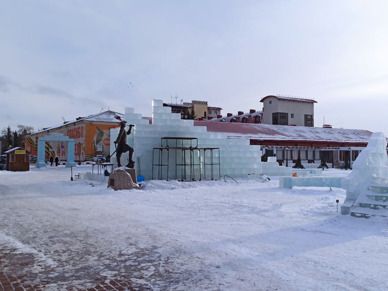 В Омской крепости начали строить горки и ледяные скульптуры В Омской крепости начали строить горки и ледяные скульптуры