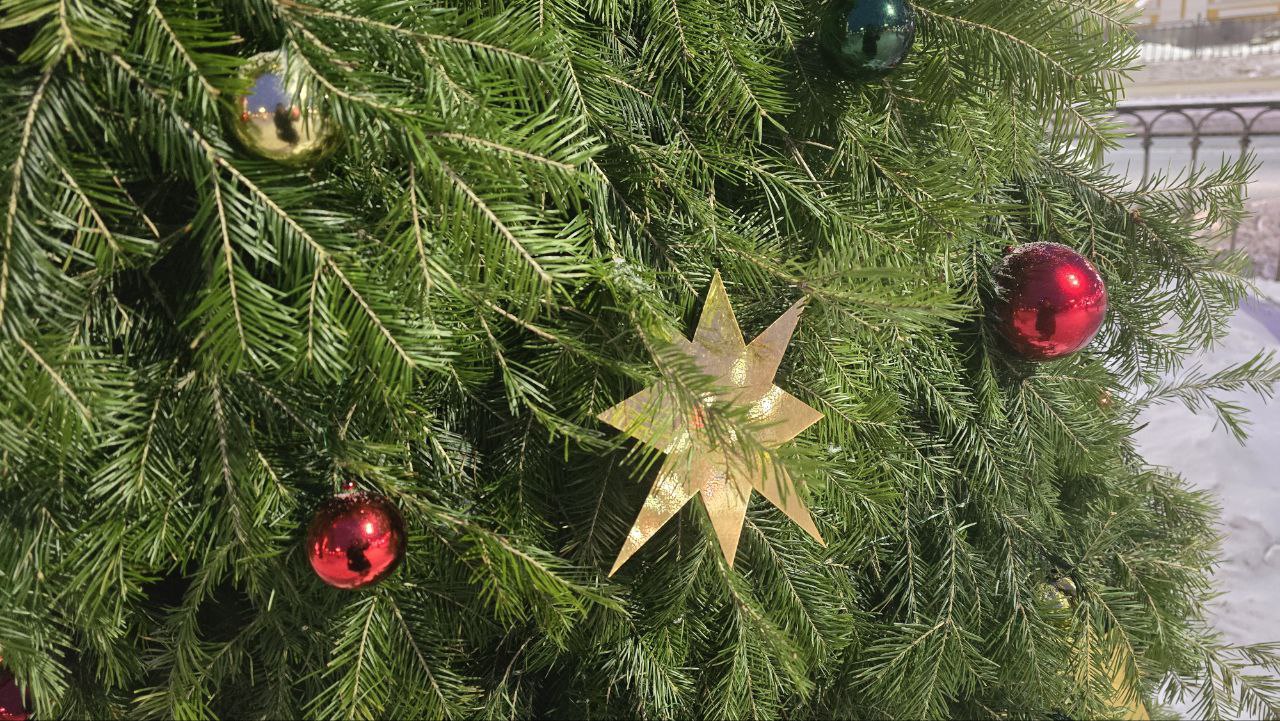 Горячая пора для резчиков льда - на Музейной во всю идут приготовления к открытию "Зимнего Любинского" Горячая пора для резчиков льда - на Музейной во всю идут приготовления к открытию "Зимнего Любинского"