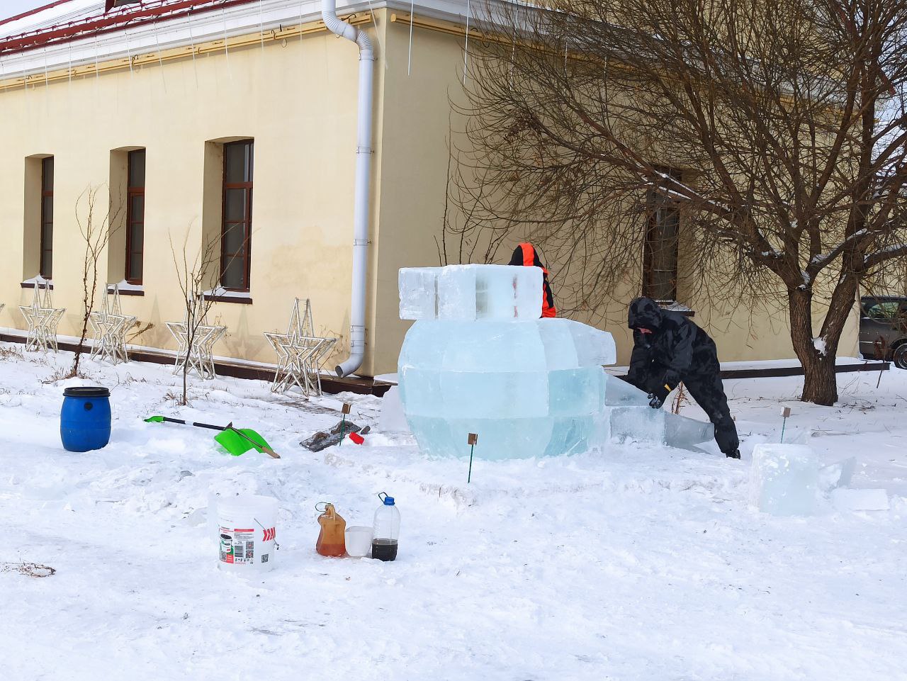 В Омской крепости начали строить горки и ледяные скульптуры В Омской крепости начали строить горки и ледяные скульптуры