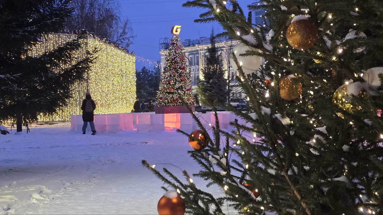 Горячая пора для резчиков льда - на Музейной во всю идут приготовления к открытию "Зимнего Любинского" Горячая пора для резчиков льда - на Музейной во всю идут приготовления к открытию "Зимнего Любинского"