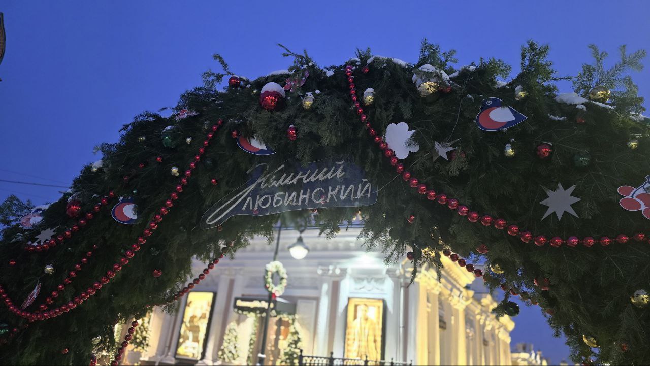 Горячая пора для резчиков льда - на Музейной во всю идут приготовления к открытию "Зимнего Любинского" Горячая пора для резчиков льда - на Музейной во всю идут приготовления к открытию "Зимнего Любинского"