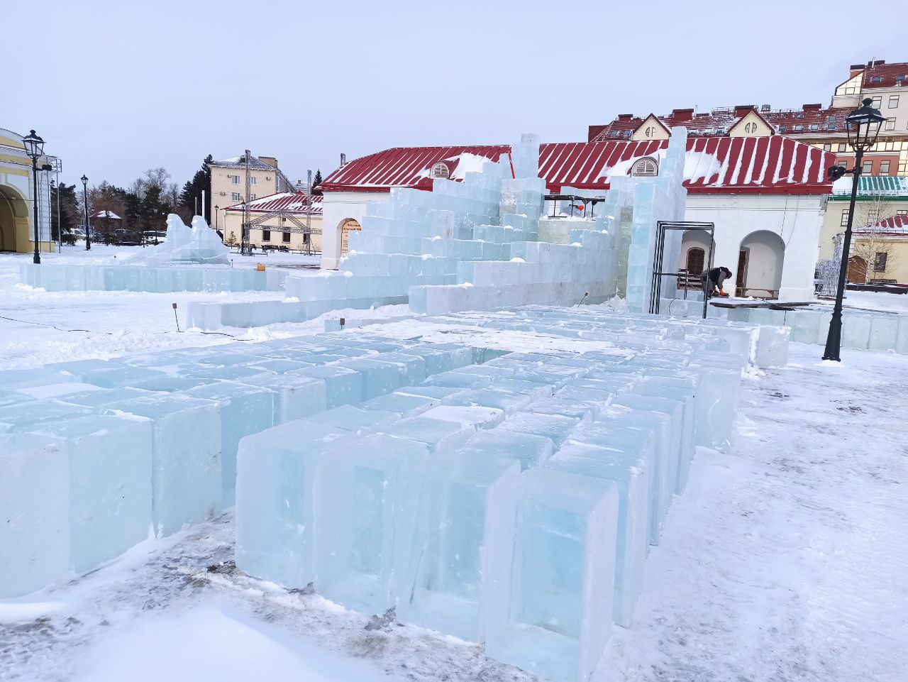 В Омской крепости начали строить горки и ледяные скульптуры В Омской крепости начали строить горки и ледяные скульптуры