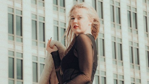 Лицо не будет мертвенно-бледным: соблюдайте эти два правила носки черной рубашки