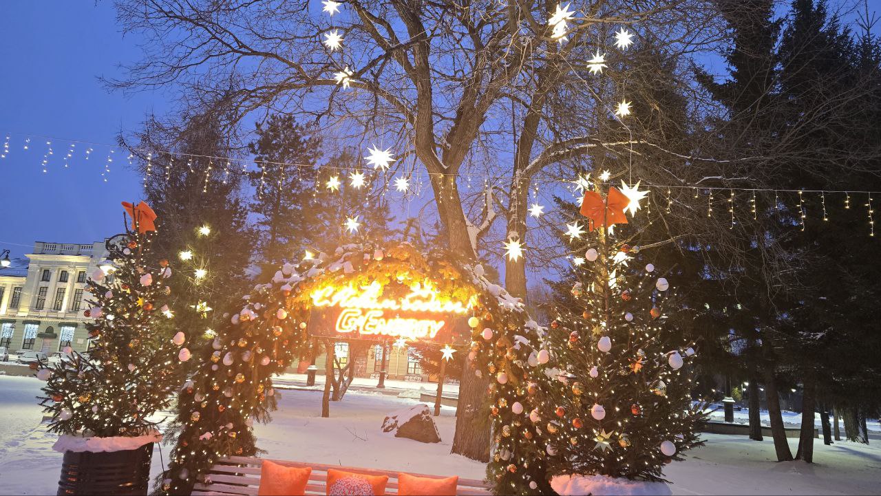 Горячая пора для резчиков льда - на Музейной во всю идут приготовления к открытию "Зимнего Любинского" Горячая пора для резчиков льда - на Музейной во всю идут приготовления к открытию "Зимнего Любинского"