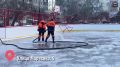 В Ленинском округе активно заливают дворовые хоккейные площадки
