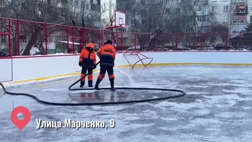 В Ленинском округе активно заливают дворовые хоккейные площадки