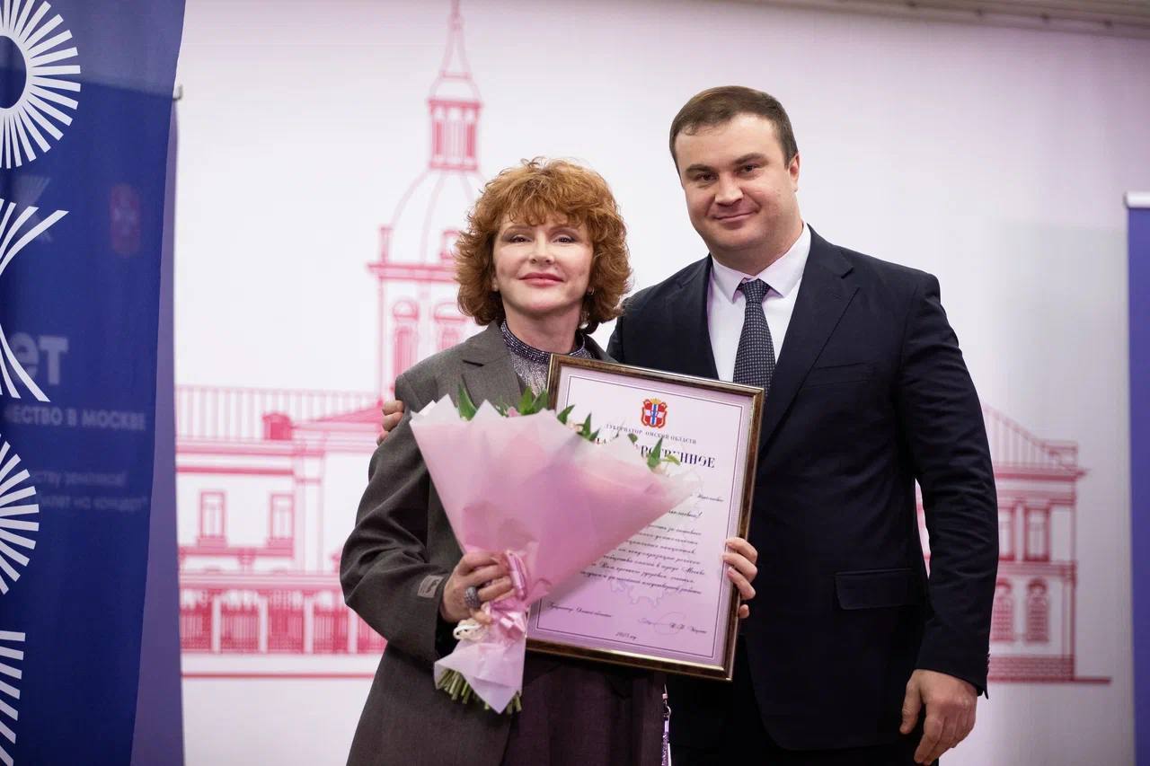 Виталий Хоценко вручил благодарственные письма представителям Омского землячества Виталий Хоценко вручил благодарственные письма представителям Омского землячества