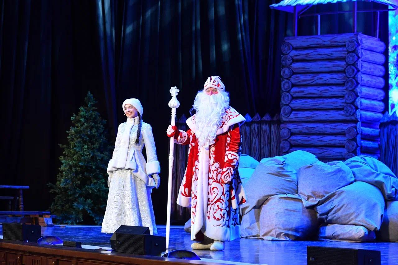 Около 7 тысяч юных омичей бесплатно посетят губернаторские елки и получат новогодние подарки