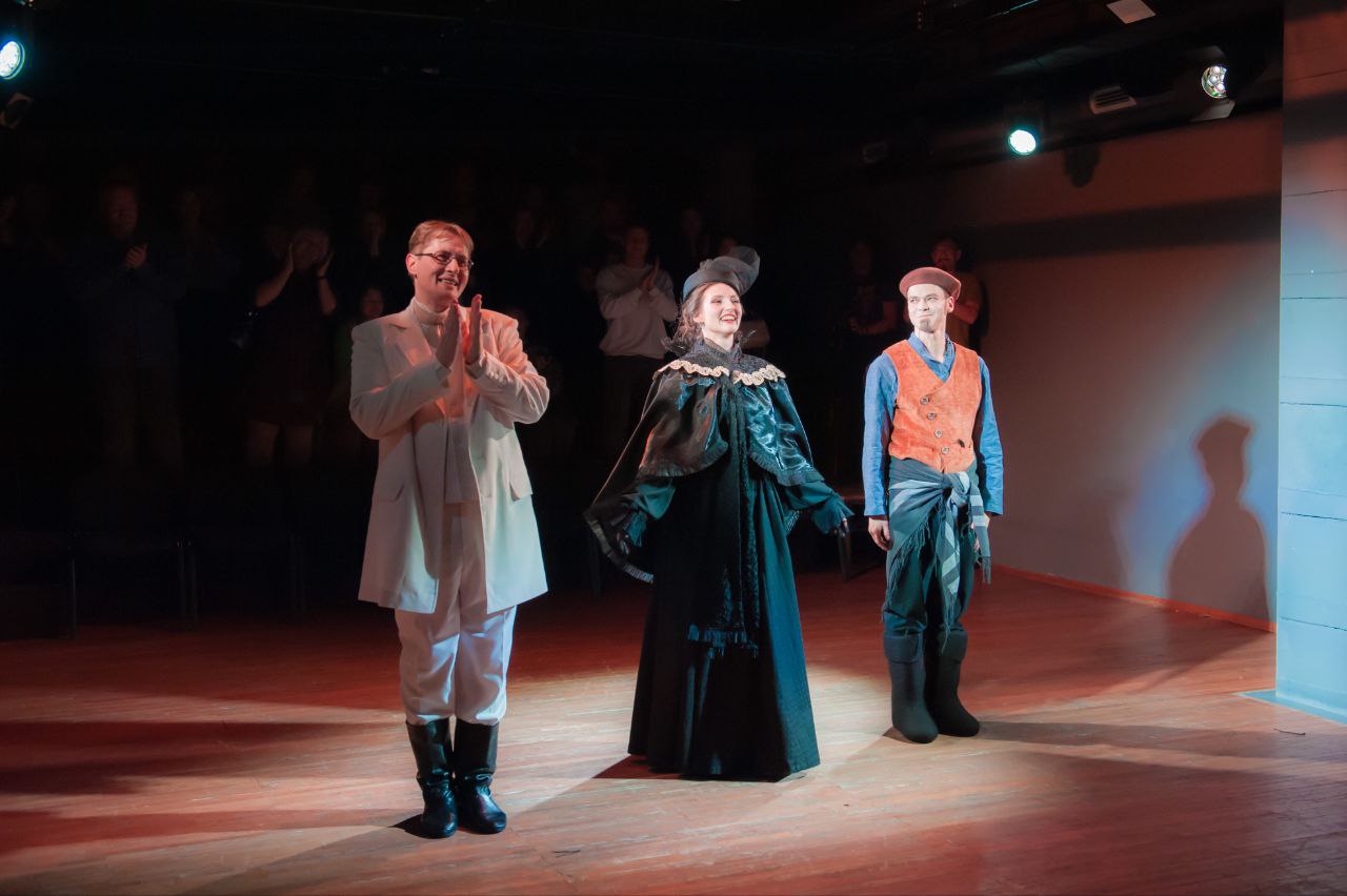 В театре «Галёрка» поставили «Шутки Чехова» — произведения русских классиков составляют основу репертуара омского театра В театре «Галёрка» поставили «Шутки Чехова» — произведения русских классиков составляют основу репертуара омского театра