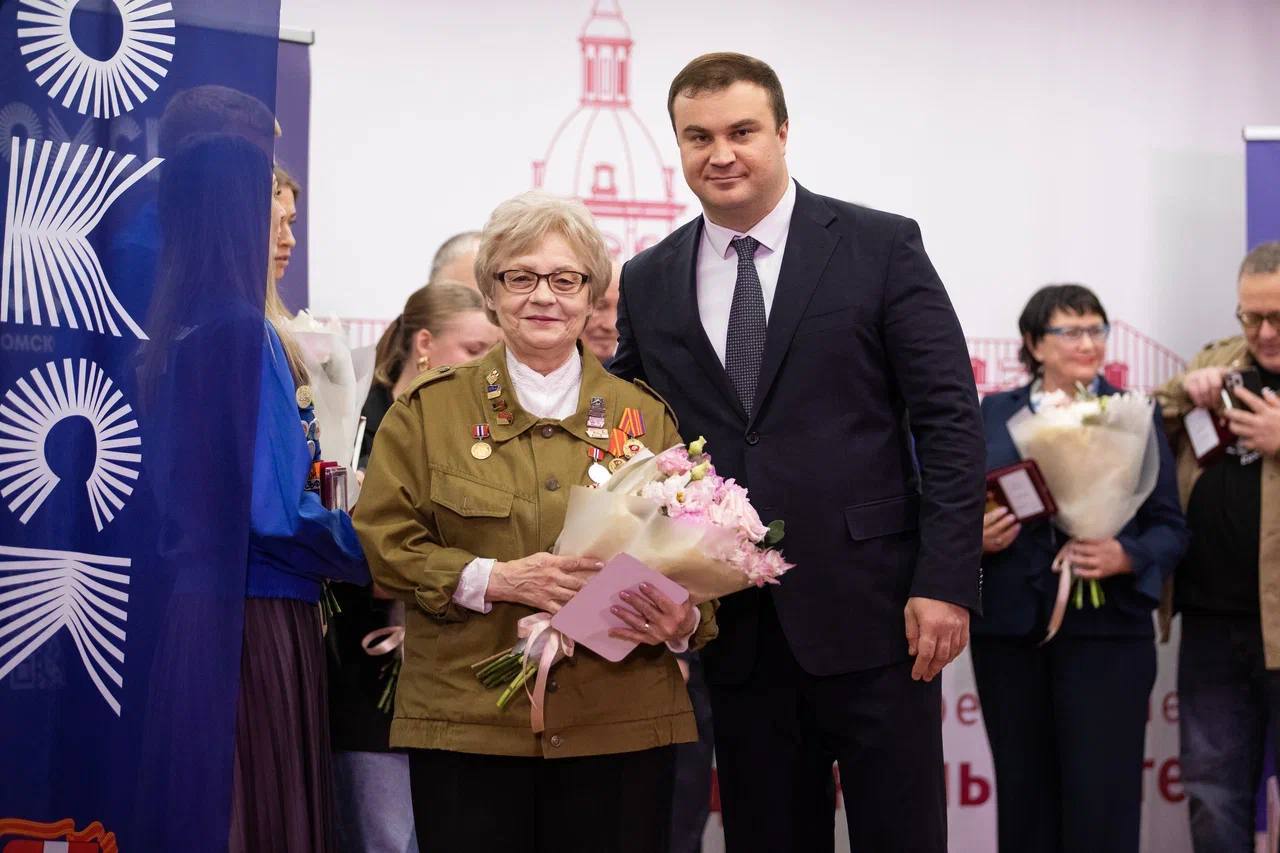 Виталий Хоценко вручил благодарственные письма представителям Омского землячества Виталий Хоценко вручил благодарственные письма представителям Омского землячества