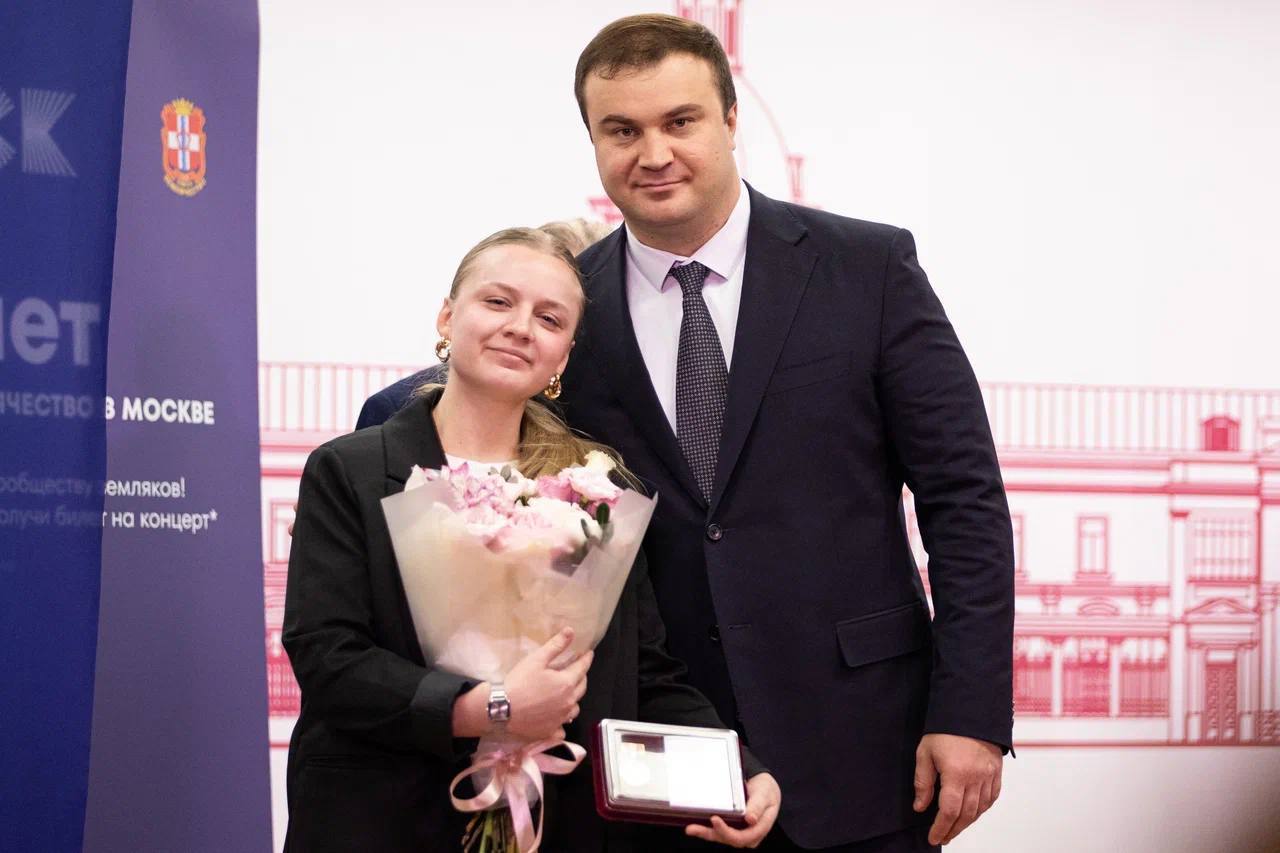 Виталий Хоценко вручил благодарственные письма представителям Омского землячества Виталий Хоценко вручил благодарственные письма представителям Омского землячества