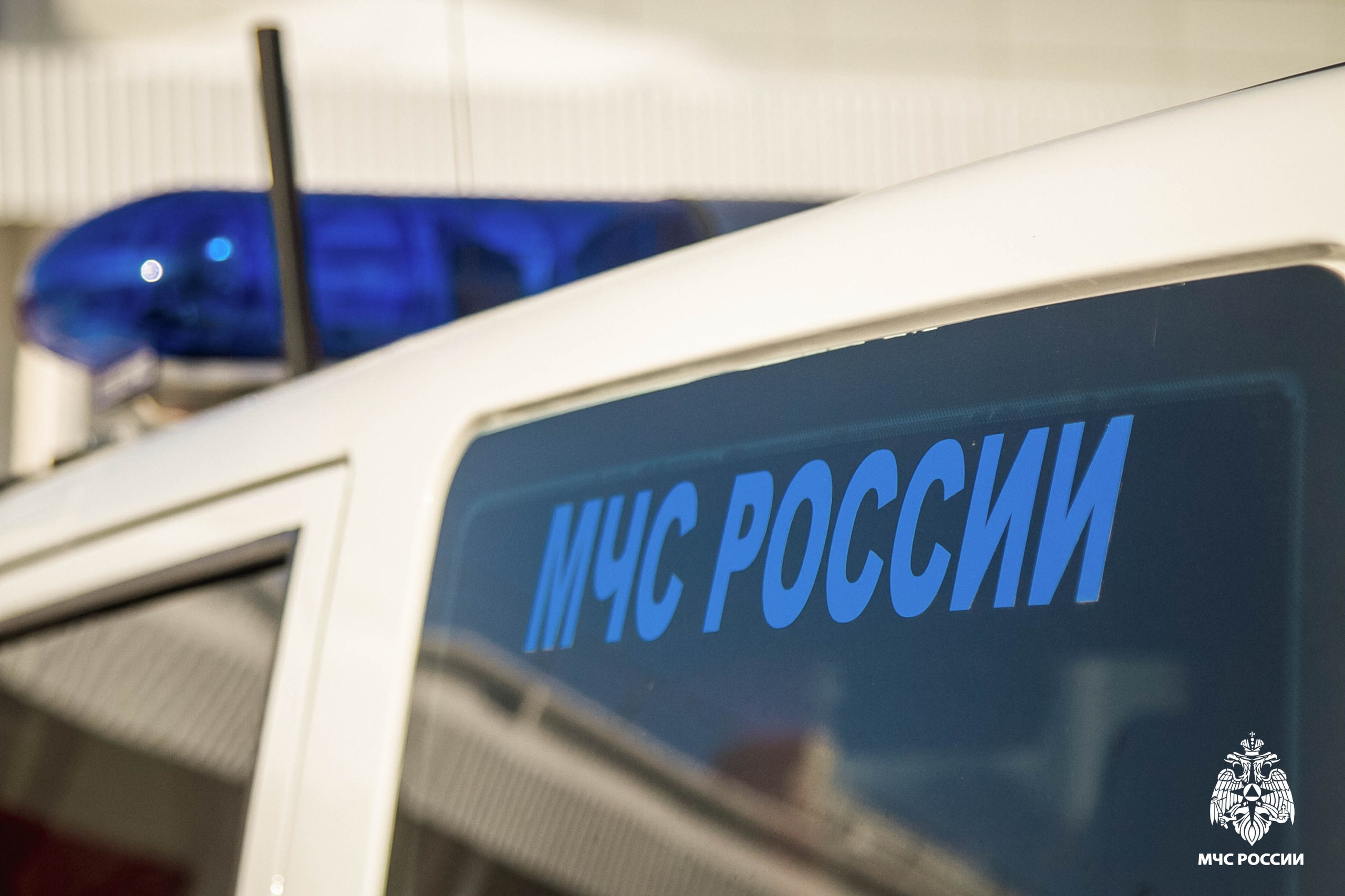 Сотрудники МЧС России усиливают группировку сил и средств на месте ДТП в Любинском районе