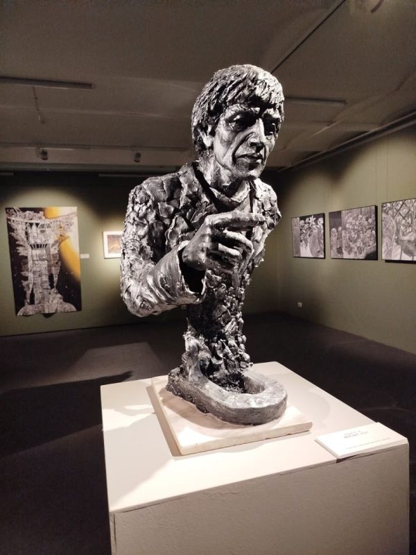 Омскому драмтеатру подарили бюст Аркадия Кутилова