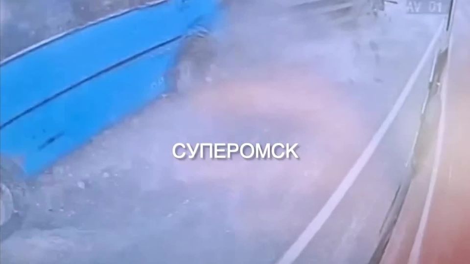 Момент смертельного ДТП с автобусом, грузовиком и еще несколькими машинами на трассе в Омской области