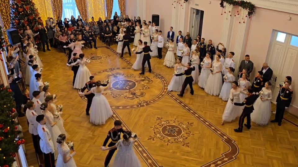 В Омске состоялся Губернаторский кадетский бал