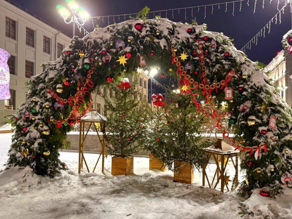 В центре Омска продолжается подготовка к Новому году