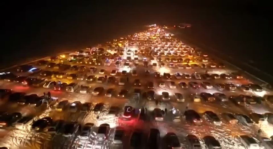 Под Омском собрали светящуюся «автоёлку» из более чем 300 машин