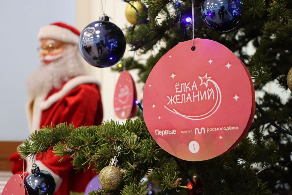 Желание исполнилось!. Благодаря «Ёлке желаний» юный омич Антон побывал на ГТРК «Иртыш» и узнал все тайны создания телевизионных новостей — от съёмки до эфира