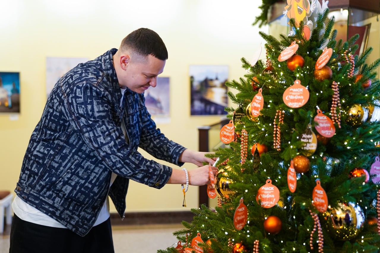 Шарик с пожеланиями солиста группы «5 УТРА» украсит елку на Зимнем Любинском Шарик с пожеланиями солиста группы «5 УТРА» украсит елку на Зимнем Любинском