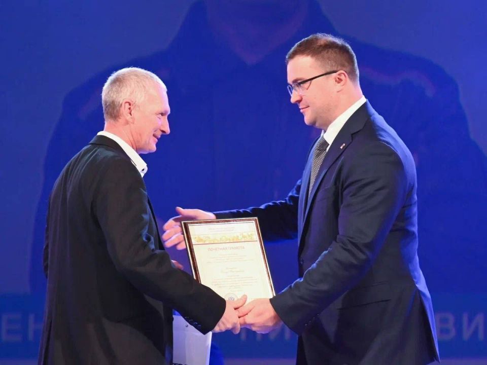 Виталий Хоценко наградил омских энергетиков