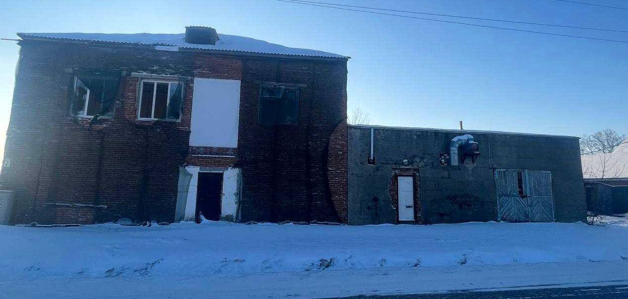 В Омской области прокуратура в судебном порядке добилась понуждения собственников ограничить доступ в опасное здание