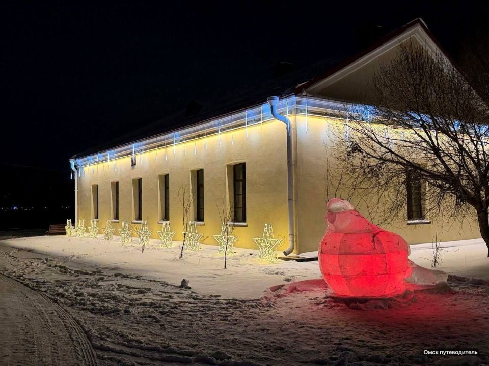 В Омской крепости завершили монтаж праздничных украшений