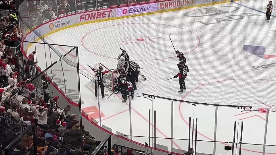 Не ворота, а теремок. Залезли все, кроме заветной шайбы