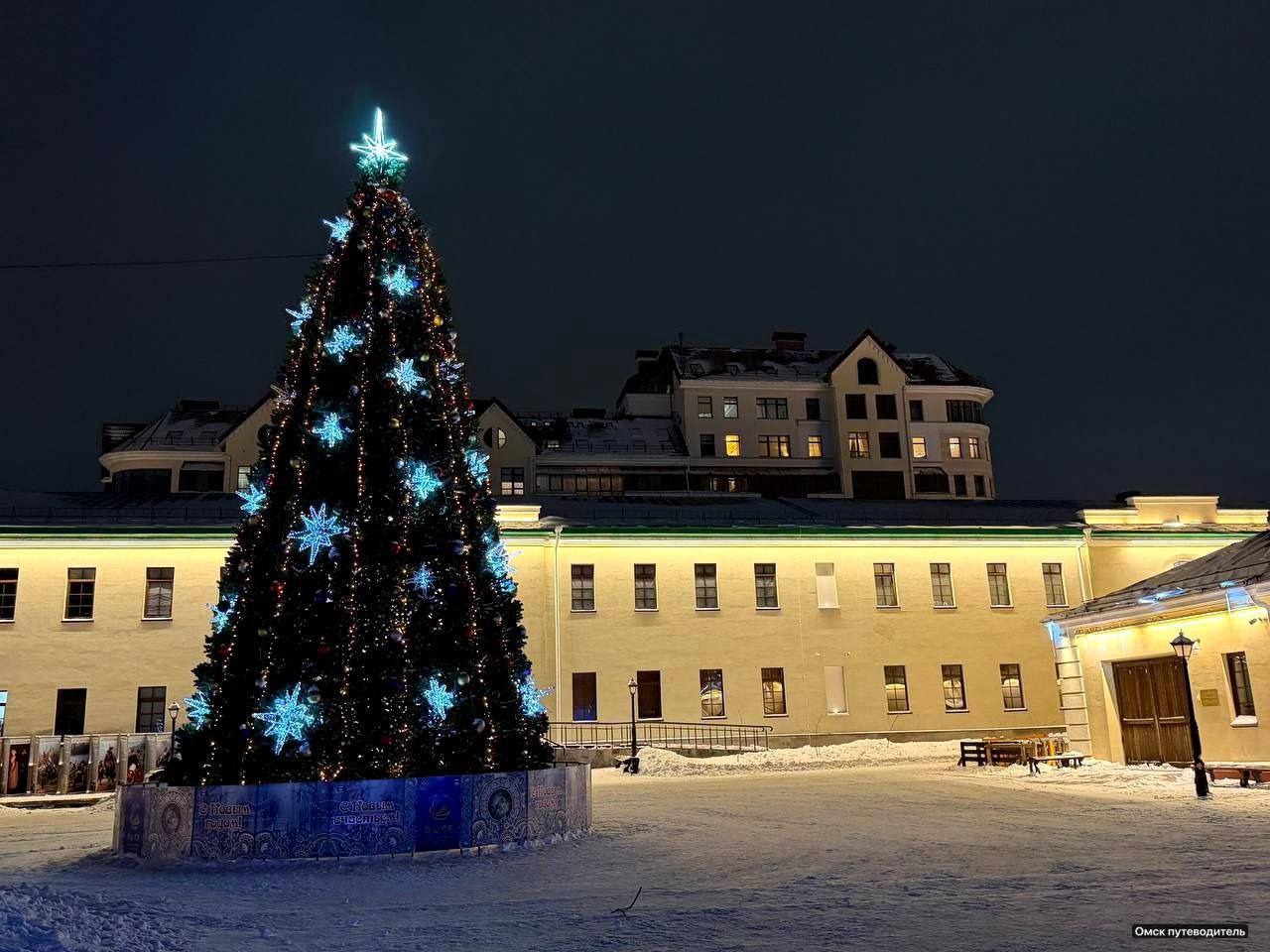 В Омской крепости завершили монтаж праздничных украшений В Омской крепости завершили монтаж праздничных украшений