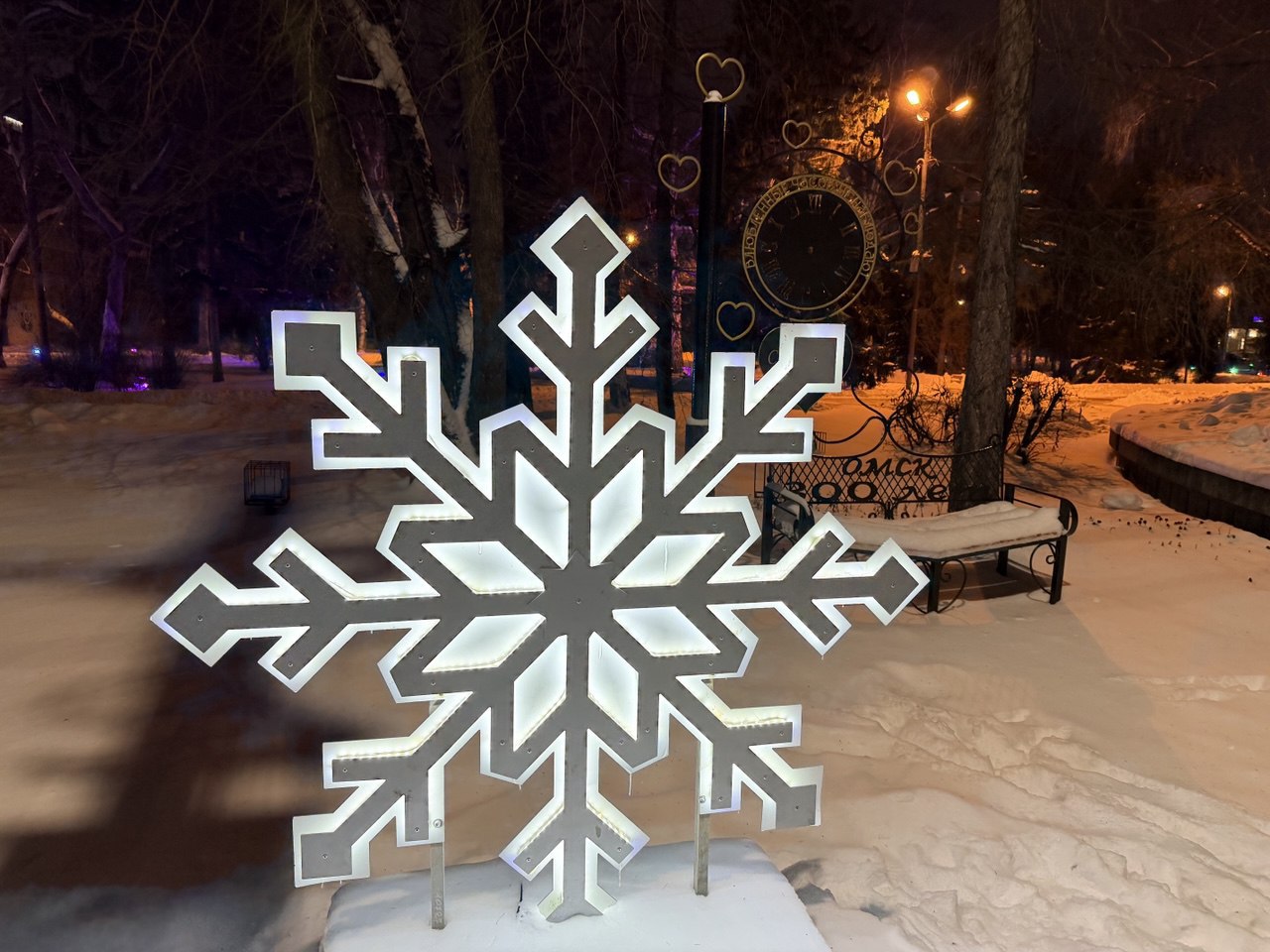 Город дышит новогодней атмосферой