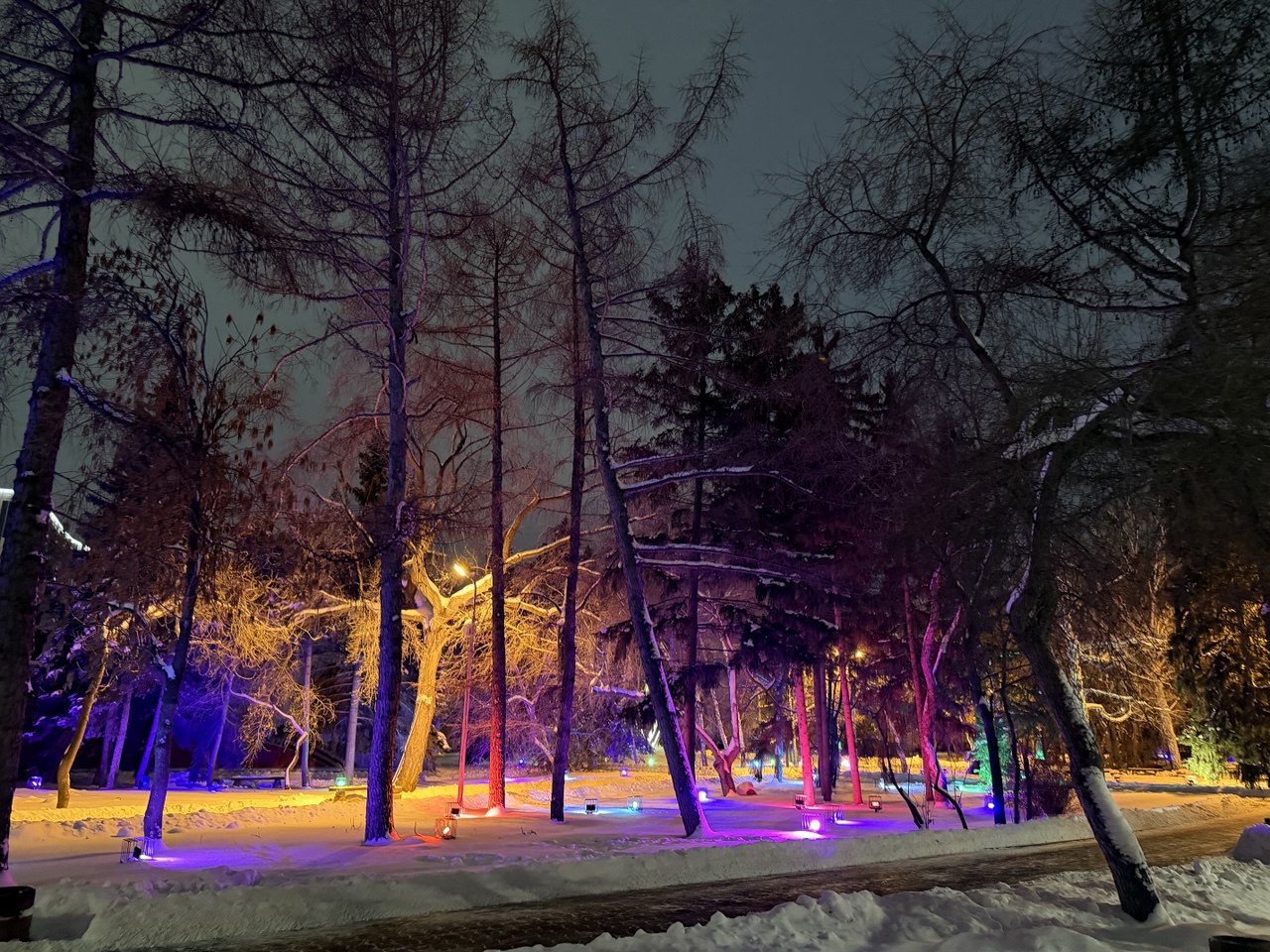 Город дышит новогодней атмосферой Город дышит новогодней атмосферой