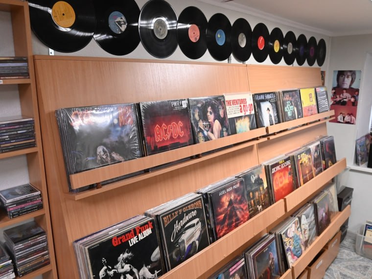 Владелец омского магазина «Книги на Тарской»: «Никогда не думал, что наш книжный магазин проработает десять лет» Владелец омского магазина «Книги на Тарской»: «Никогда не думал, что наш книжный магазин проработает десять лет»